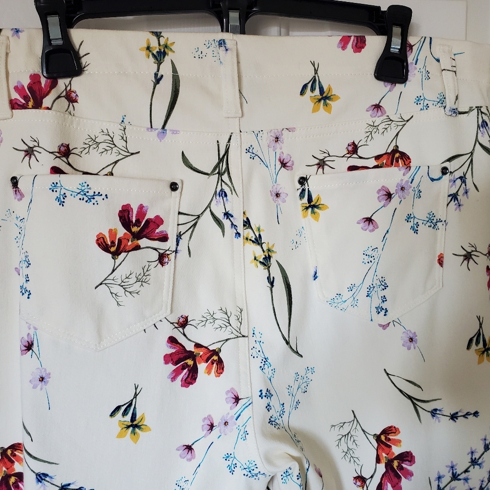 Time and Tru XL 16-18 Floral Capri Pants EUC - Picture 3 of 6